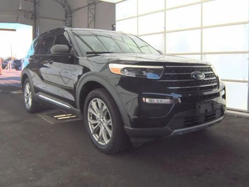 Used 2020 Ford Explorer XLT w/ Equipment Group 202A AWD/4WD image 2