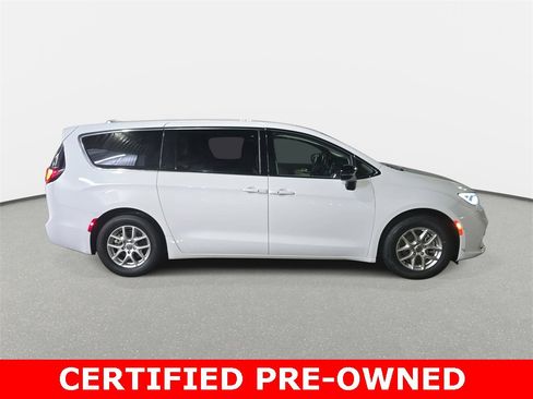 Used 2024 Chrysler Pacifica Touring-L image 4