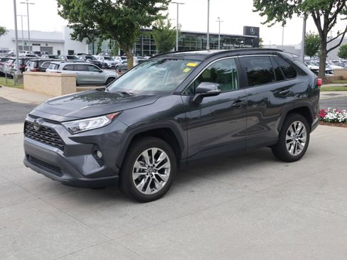 Used 2019 Toyota RAV4 XLE Premium FWD image 5