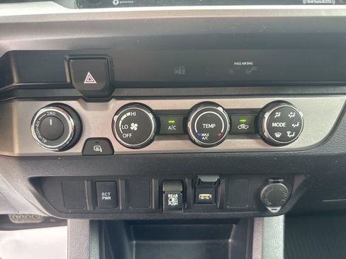 Used 2020 Toyota Tacoma SR5 w/ Blackout Package AWD/4WD image 15