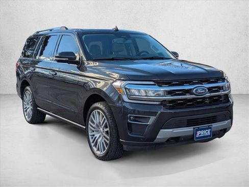 Used 2022 Ford Expedition Limited image 3