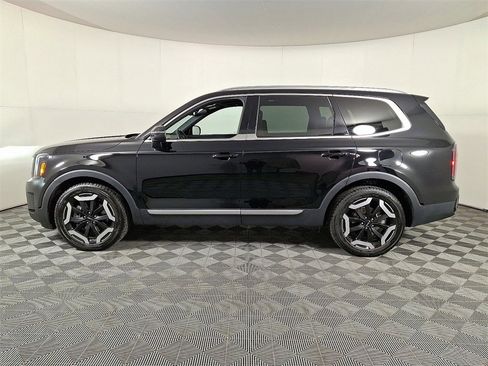 Used 2023 Kia Telluride EX w/ EX Captain's Chair Package image 7