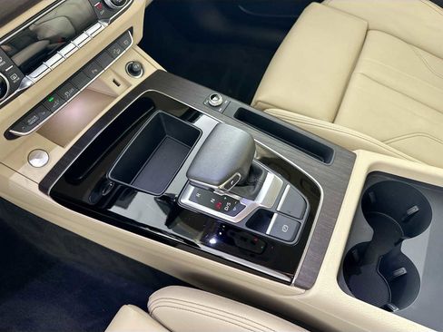 Used 2024 Audi Q5 e Premium w/ Convenience Package image 16