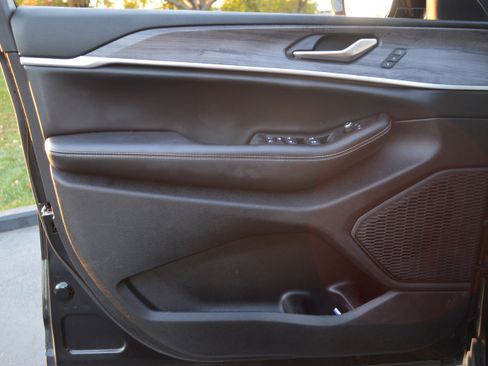 Used 2023 Jeep Grand Cherokee Limited w/ Luxury Tech Group II image 12