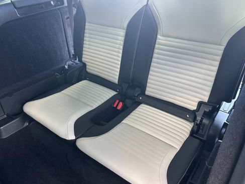 Used 2024 Land Rover Discovery Dynamic SE image 33