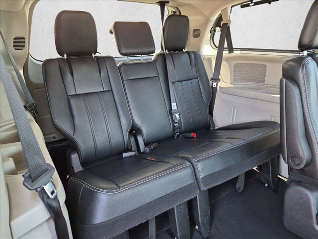 Used 2014 Chrysler Town & Country Touring-L w/ Driver Convenience Group FWD image 19