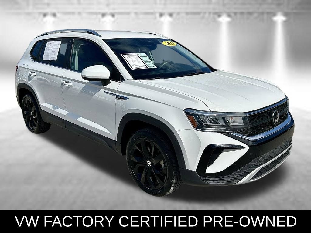 Used 2023 Volkswagen Taos SE w/ Black Wheel Package FWD image 3