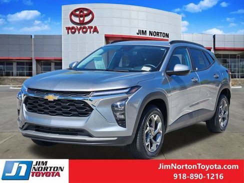 Used 2025 Chevrolet Trax LT w/ LT Convenience Package FWD image 3