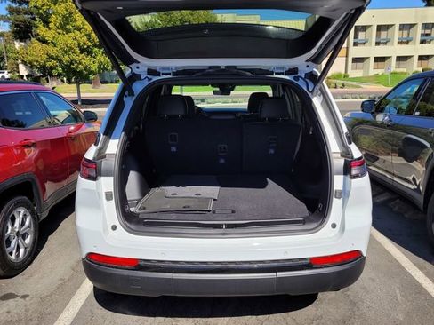New 2025 Jeep Grand Cherokee Altitude image 16