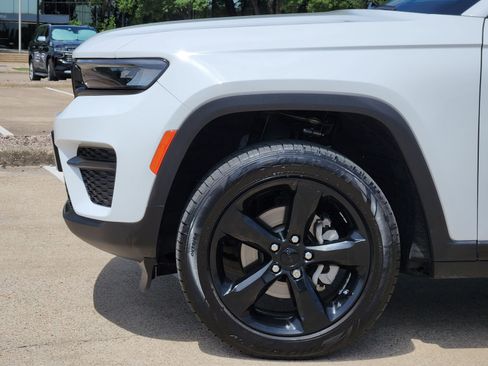 Used 2023 Jeep Grand Cherokee Altitude RWD image 8