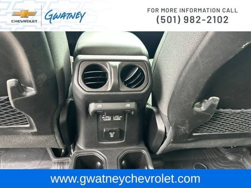 Used 2025 Jeep Wrangler Unlimited Rubicon w/ Convenience Group AWD/4WD image 27