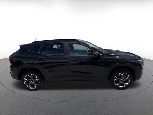 Used 2025 Chevrolet Trax LT FWD image 16