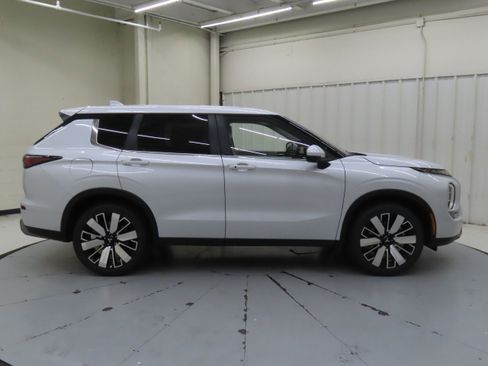 New 2025 Mitsubishi Outlander SE image 2