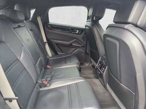 Used 2022 Porsche Cayenne Platinum Edition AWD/4WD image 18