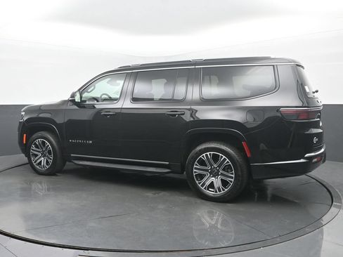 Used 2025 Jeep Wagoneer 4WD image 3