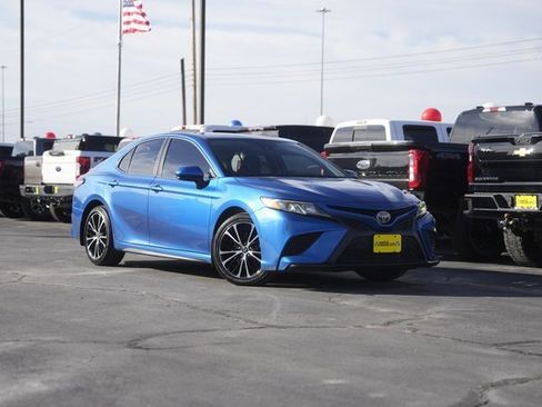 Used 2020 Toyota Camry SE image 2