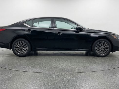 Used 2025 Nissan Altima 2.5 SV image 11