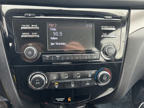 Used 2016 Nissan Rogue S image 12