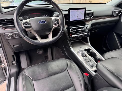 Used 2022 Ford Explorer Limited w/ Equipment Group 301A AWD/4WD image 2