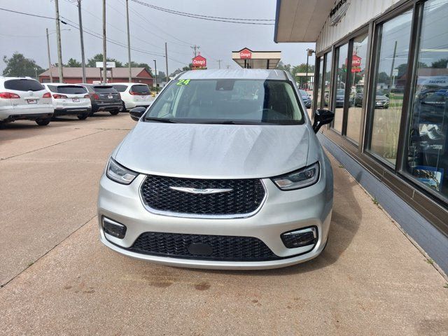 Used 2024 Chrysler Pacifica Touring-L FWD image 4