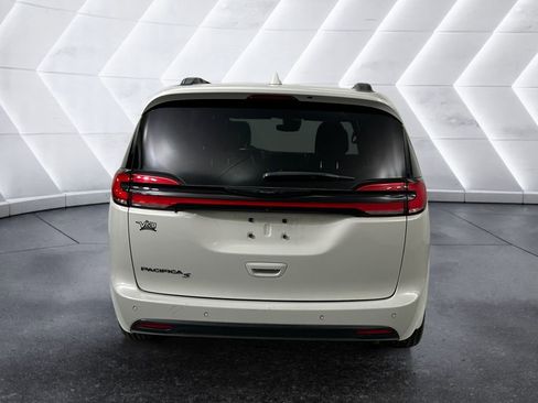 Used 2021 Chrysler Pacifica Touring-L w/ Uconnect Theater Family Group image 5