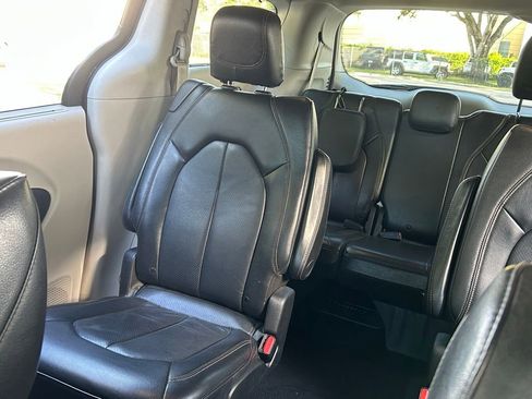 Certified 2020 Chrysler Pacifica Touring-L image 13