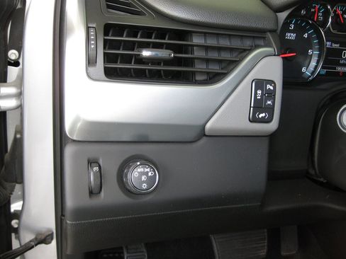 Used 2018 Chevrolet Suburban LT RWD image 15