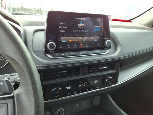 Used 2023 Nissan Rogue SV image 10