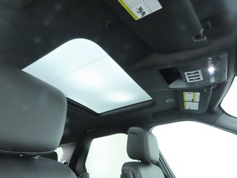Used 2025 Land Rover Discovery S AWD/4WD image 19