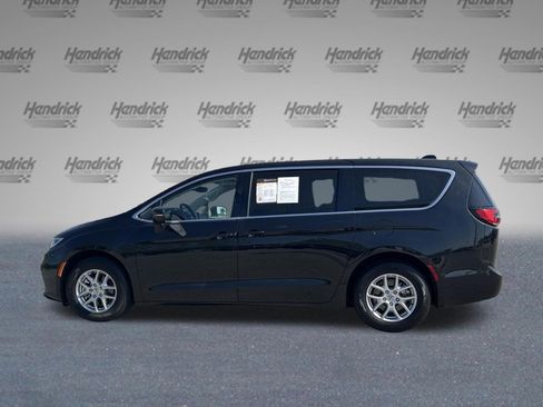 Used 2023 Chrysler Pacifica Touring-L FWD image 6