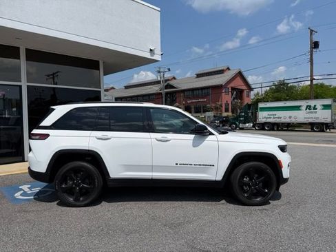 Used 2023 Jeep Grand Cherokee Altitude AWD/4WD image 3