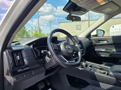 Used 2022 Nissan Pathfinder SV AWD/4WD image 11