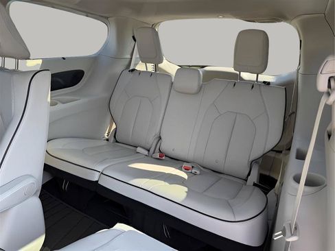 Used 2018 Chrysler Pacifica Limited w/ Advanced Safetytec Group FWD image 31
