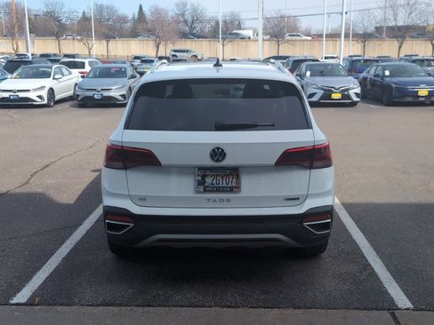 Certified 2023 Volkswagen Taos SE w/ Panoramic Sunroof Package image 4