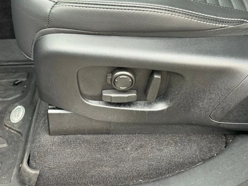 Certified 2025 Land Rover Discovery S image 12