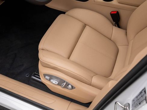 Certified 2026 Porsche Macan AWD/4WD image 16