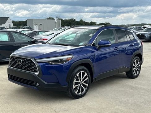 Certified 2022 Toyota Corolla Cross XLE image 3