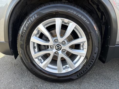 Used 2019 Nissan Rogue SV AWD/4WD image 2