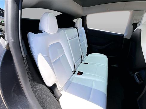 Used 2024 Tesla Model Y 2WD image 18