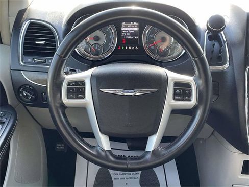 Used 2014 Chrysler Town & Country Touring image 15