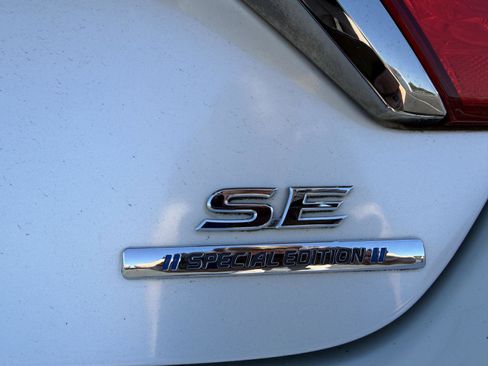 Used 2016 Toyota Camry SE image 5