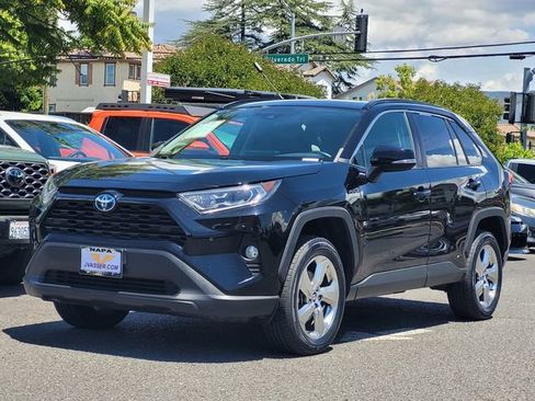 Certified 2021 Toyota RAV4 XLE Premium AWD/4WD image 10