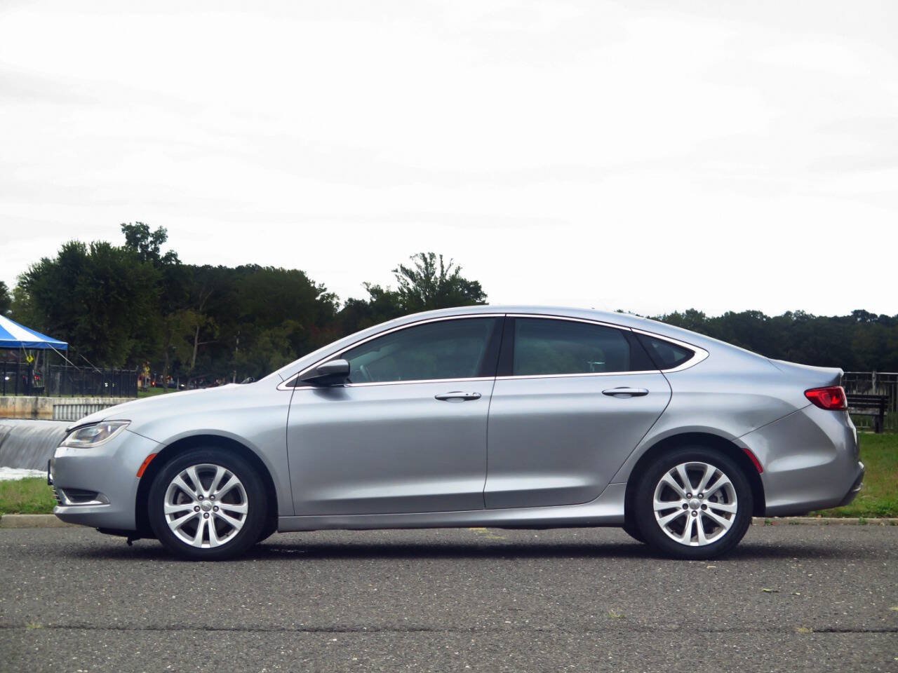 Used 2015 Chrysler 200 Limited w/ Convenience Group FWD image 2