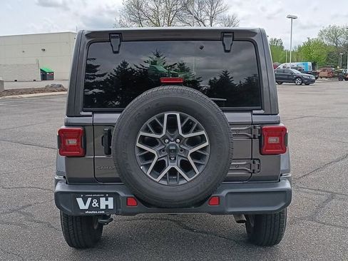 Used 2025 Jeep Wrangler Unlimited Sahara AWD/4WD image 4