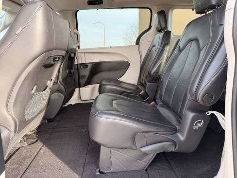 Used 2022 Chrysler Pacifica Touring-L image 28