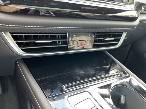 Used 2025 Volkswagen Atlas Cross Sport SEL image 31