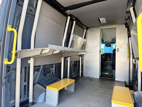 Used 2018 Mercedes-Benz Sprinter 2500 image 34