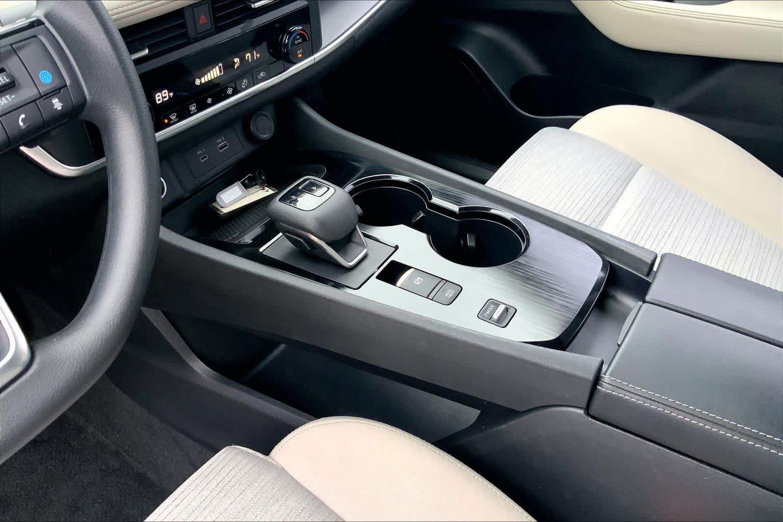 Used 2023 Nissan Rogue SV FWD image 16