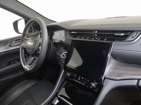 Used 2024 Jeep Grand Cherokee Overland w/ Luxury Tech Group IV image 43