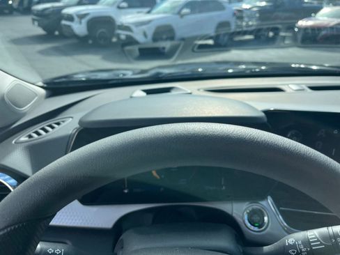 Used 2025 Chevrolet Trax LT image 28